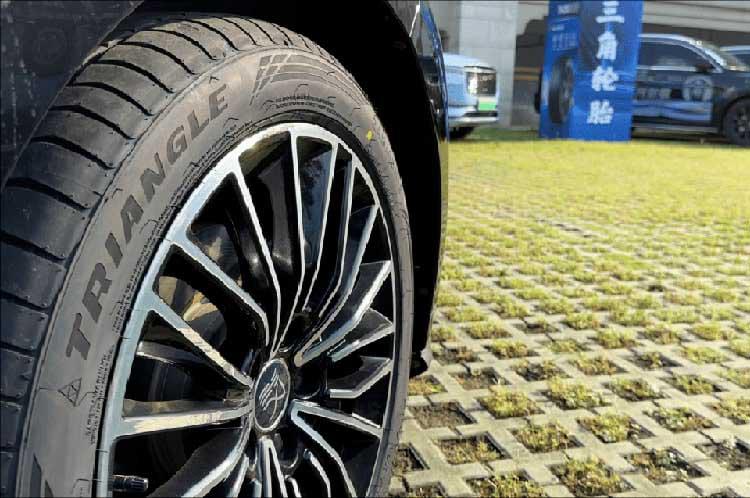 Th202 225 45 r18. Triangle effexsport th202. Triangle effexsport th202 225/40 r18 глубина протектора. Triangle effexsport th202 Боковина. Асимметричный рисунок шин.